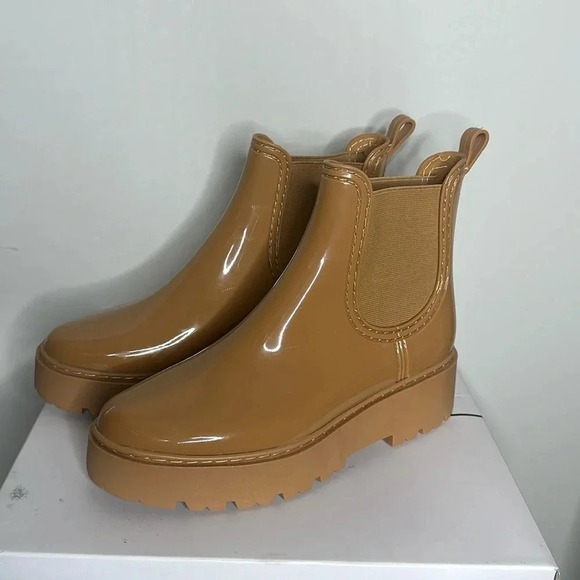 DV BY DOLCE VITA THUNDER LUG SOLE ANKLE RAIN BOOT Women's Sz 9 SHINY TAN BOOTIE - Picture 1 of 9